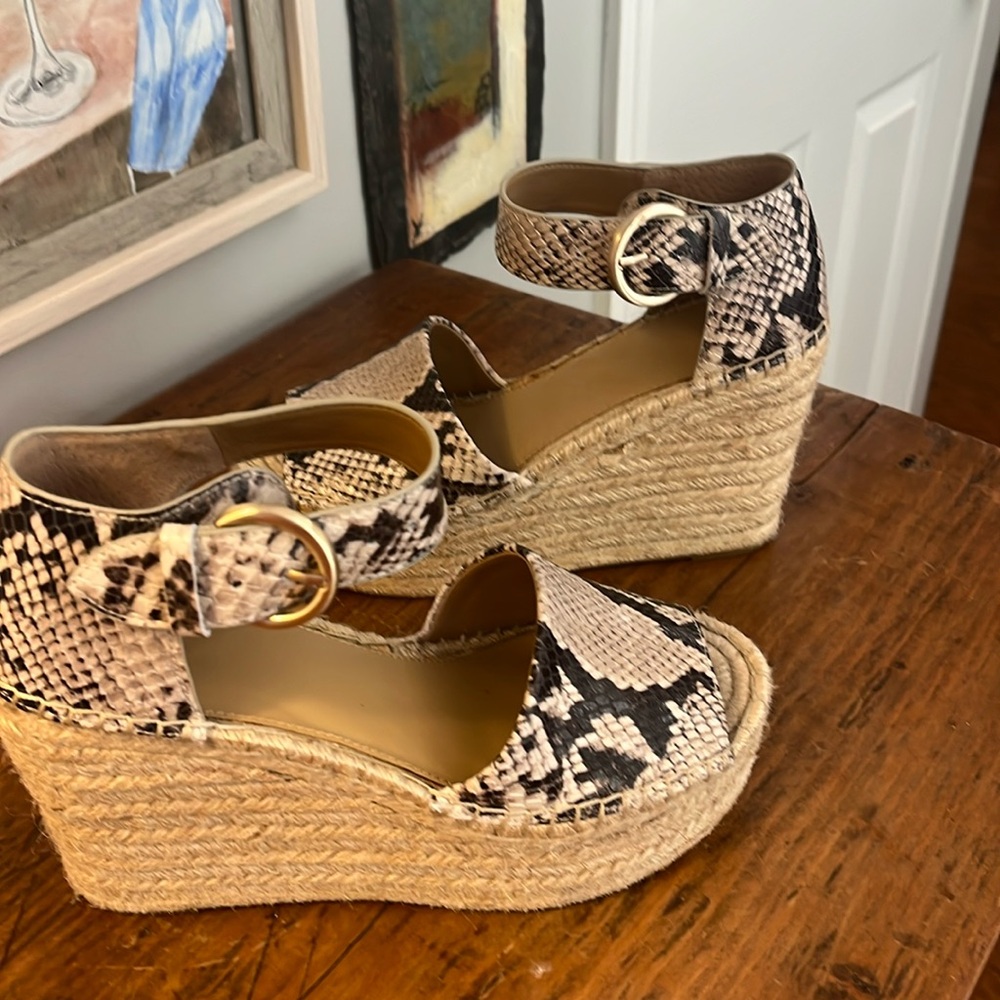 Stylish Snakeskin Print Wedge Sandals